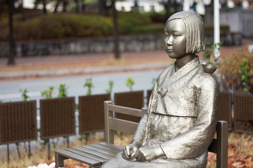 1920px-Peace_statue_comfort_woman_statue_위안부_소녀상_평화의_소녀상_(2)_(22940589530).jpg