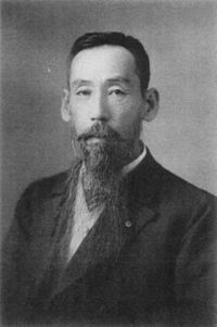 200px-Hozumi_Yatsuka,_taken_in_August_1912.jpg